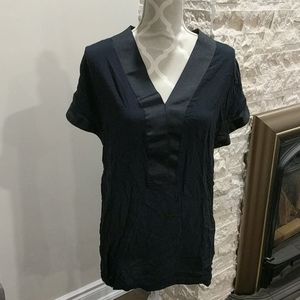 Banana Republic navy & blk vneck shirt
